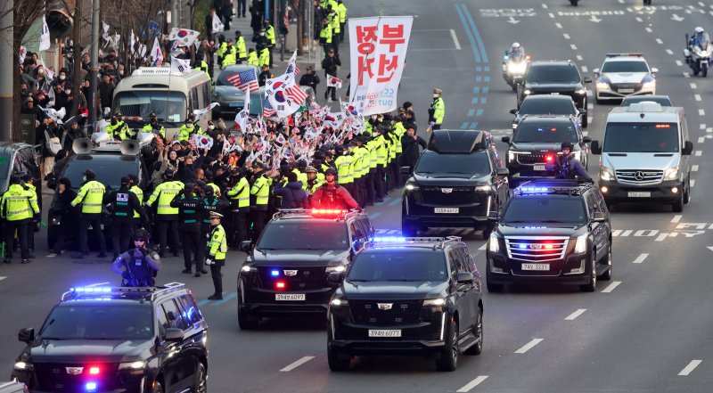 [서울=뉴시스] 김선웅 기자 = 구속 취소 청구가 인용돼 서울구치소에서 젠 토토된 윤석열 대통령이 탑승한 차량 대열이 8일 서울 용산구 한남동 대통령 관저로 복귀하고 있다. 2025.03.08 mangusta@newsis.com