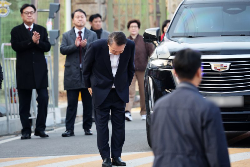 법원의 구속취소 청구 인용으로 석방된 윤석열 토토 핫이 8일 오후 경기 의왕시 서울구치소에서 풀려나 지지자들에게 인사하고 있다. 2025.3.8/뉴스1 ⓒ News1 오대일 기자