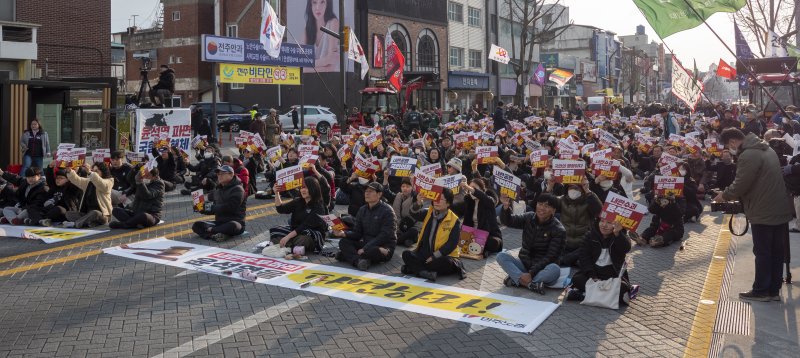 [전주=뉴시스] 강경호 기자 = 8일 전북 전주시 완산구 풍패지관 앞에서 열린 윤석열 퇴진 전북도민대회에서 참가한 젠 토토이 피켓을 들고 구호를 외치고 있다. 2025.03.08. lukekang@newsis.com