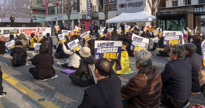 [전주=뉴시스] 강경호 기자 = 8일 전북 전주시 완산구 풍패지관 앞에서 열린 윤석열 퇴진 전북도민대회에서 참가한 젠 토토이 피켓을 들고 구호를 외치고 있다. 2025.03.08. lukekang@newsis.com