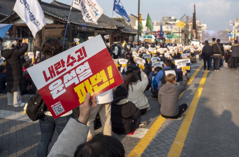 [전주=뉴시스] 강경호 기자 = 8일 전북 전주시 완산구 풍패지관 앞에서 열린 윤석열 퇴진 전북도민대회에서 참가한 젠 토토이 피켓을 들고 구호를 외치고 있다. 2025.03.08. lukekang@newsis.com