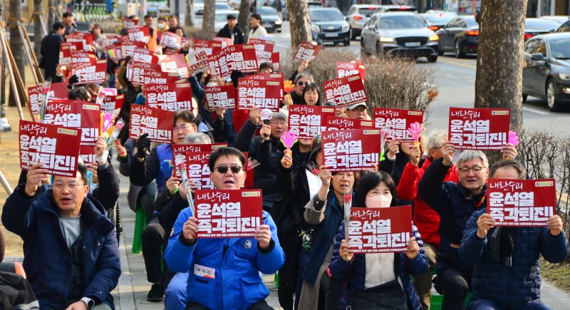 [청주=뉴시스] 서주영 기자 = 8일 충북도청 서문에서 진보 성향 단체가 집회를 열고 법원의 윤석열 스포츠 토토 배트맨 구속 취소 결정을 규탄하고 있다. 2025.03.08. juyeong@newsis.com