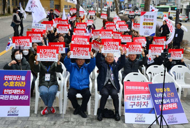 [청주=뉴시스] 서주영 기자 = 8일 충북도청 서문에서 보수 성향 개신교단체가 집회를 열고 법원의 윤석열 스포츠 토토 배트맨 구속 취소 결정을 환영하고 있다. 2025.03.08. juyeong@newsis.com