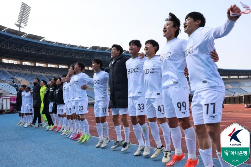 승리 후 기뻐하는 부산 선수들(한국프로축구연맹 제공)