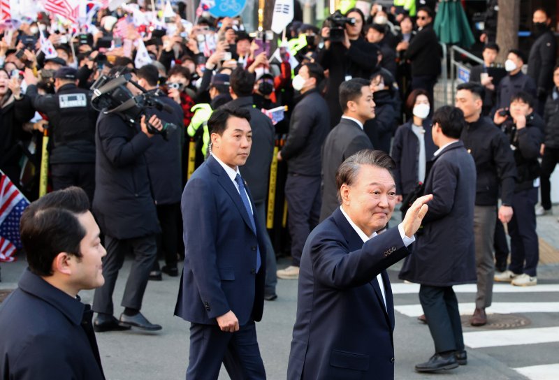 [서울=뉴시스] 김금보 기자 = 토토 베이된 윤석열 대통령이 8일 오후 서울 용산구 한남동 관저 입구에서 지지자들에게 인사하고 있다. 2025.03.08. kgb@newsis.com