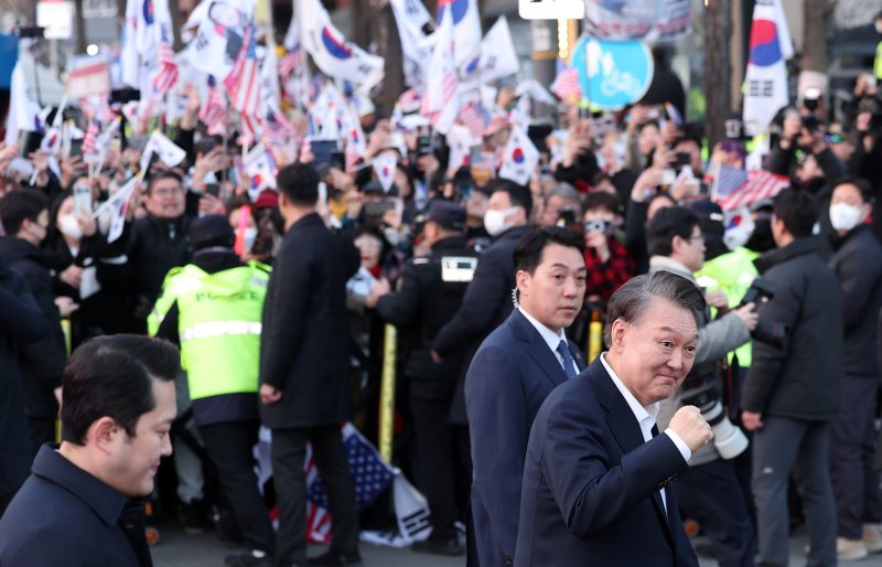 법원의 구속취소 청구 인용으로 토토 사이트 추천된 윤석열 대통령이 8일 오후 서울 용산구 한남동 대통령 관저 앞 지지자들에게 인사하고 있다. 윤 대통령은 내란 우두머리 혐의로 지난 1월 26일 구속기소 된 지 41일 만, 1월 15일 체포된 후 52일 만에 자유의 몸이 됐다. 2025.3.8/뉴스1 ⓒ News1 김성진 기자