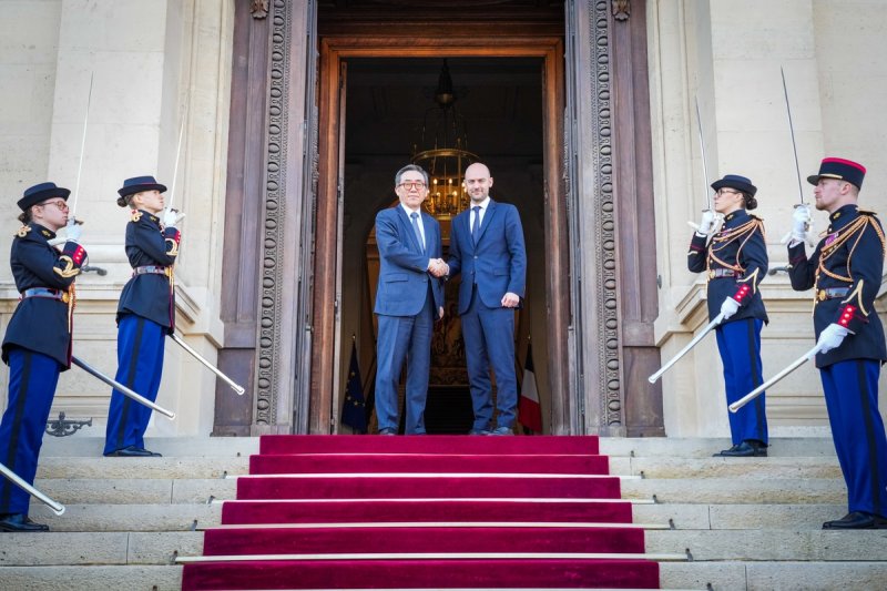 조태열 장관과 에마뉘엘 본 대통령실 외교수석 (출처=연합뉴스)