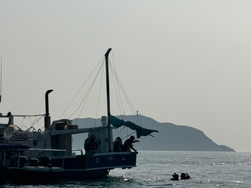 [스포츠 토토 배트맨=뉴시스] 8일 오전 8시28분께 충남 스포츠 토토 배트맨군 난도 북방 370m 해상에서 승선원 16명을 태운 6.6t 낚시어선 A호가 암초에 부딪쳐 침수돼 현장에 출동한 해경이 배에 구멍난 위치를 찾고 있다. (사진=스포츠 토토 배트맨해양경찰서 제공) 2025.03.08. photo@newsis.com *재판매 및 DB 금지