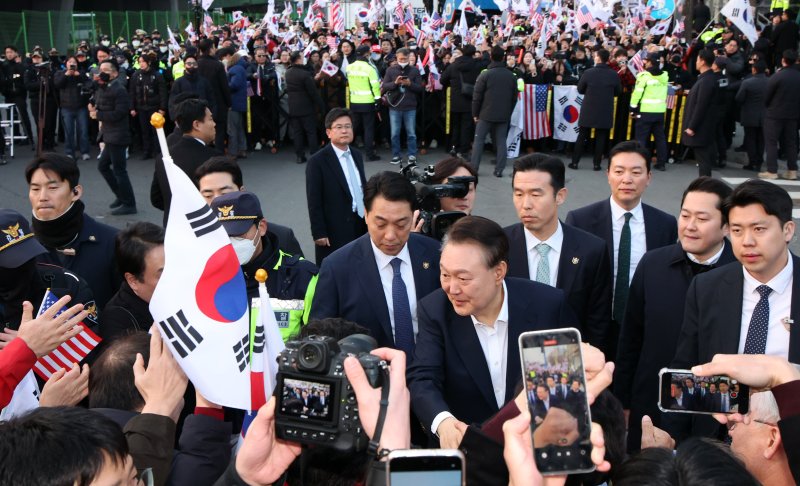 [서울=뉴시스] 김금보 기자 = 석방된 윤석열 토토 사이트 추천 8일 오후 서울 용산구 한남동 관저 입구에서 지지자들과 인사하고 있다. 2025.03.08. kgb@newsis.com