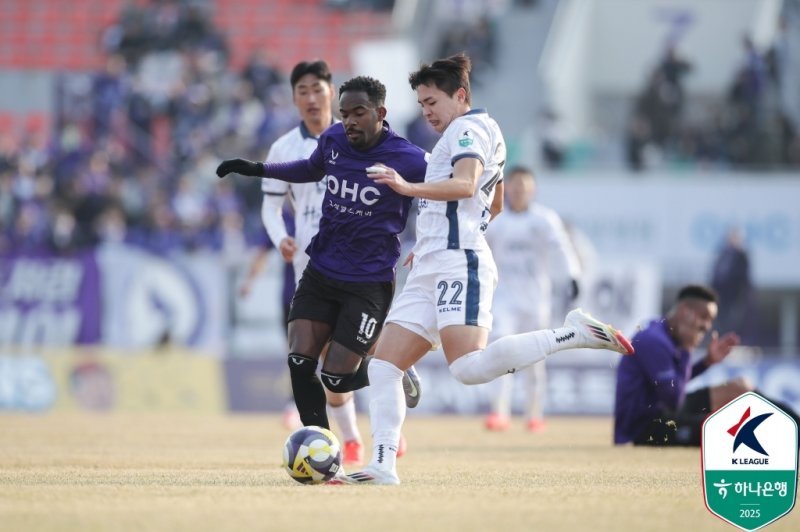 안양과 김천의 경기 모습(한국프로축구연맹 제공)