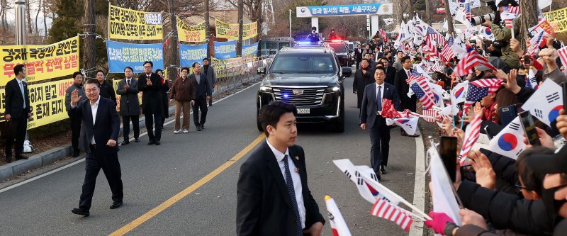 [의왕=뉴시스] 홍효식 기자 = 석방된 윤석열 대통령이 8일 오후 경기 의왕시 서울구치소 앞에서 지지자들에게 인사하고 있다. 2025.03.08. yesphoto@newsis.com