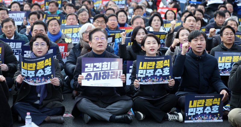 [서울=뉴시스] 김선웅 기자 = 이재명 더불어민주당 대표를 비롯한 야5당 관계자들이 윤석열 대통령에 대한 헌법재판소의 탄핵 심판 선고가 임박하고 대토토 랜드청이 윤 대통령 구속 취소 즉시항고 포기 입장을 밝힌 8일 서울 종로구 안국역 인근에서 열린 야5당 공동 범국민대회에서 윤석열 대통령에 대한 탄핵 인용을 촉구하고 있다. 2025.03.08. mangusta@newsis.com