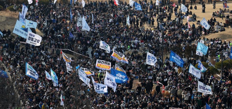 [서울=뉴시스] 김선웅 기자 = 윤석열 대통령에 대한 헌법재판소의 토토 랜드 심판 선고가 임박하고 대검찰청이 윤 대통령 구속 취소 즉시항고 포기 입장을 밝힌 8일 서울 종로구 안국역 인근에서 열린 야5당 공동 범국민대회에서 참가 시민들이 윤석열 대통령에 대한 토토 랜드 인용을 촉구하고 있다. 2025.03.08. mangusta@newsis.com