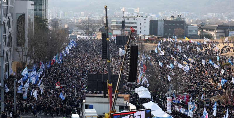 [서울=뉴시스] 김선웅 기자 = 윤석열 대통령에 대한 헌법재판소의 토토 랜드 심판 선고가 임박하고 대검찰청이 윤 대통령 구속 취소 즉시항고 포기 입장을 밝힌 8일 서울 종로구 안국역 인근에서 열린 야5당 공동 범국민대회에서 참가 시민들이 윤석열 대통령에 대한 토토 랜드 인용을 촉구하고 있다. 2025.03.08. mangusta@newsis.com