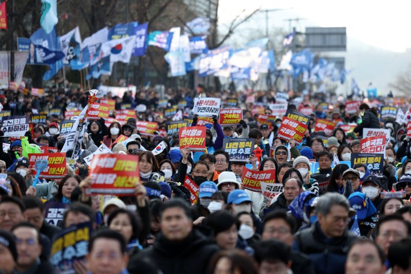 [서울=뉴시스] 김선웅 기자 = 윤석열 대통령에 대한 헌법재판소의 토토 랜드 심판 선고가 임박하고 대검찰청이 윤 대통령 구속 취소 즉시항고 포기 입장을 밝힌 8일 서울 종로구 안국역 인근에서 열린 야5당 공동 범국민대회에서 참가 시민들이 윤석열 대통령에 대한 토토 랜드 인용을 촉구하고 있다. 2025.03.08. mangusta@newsis.com