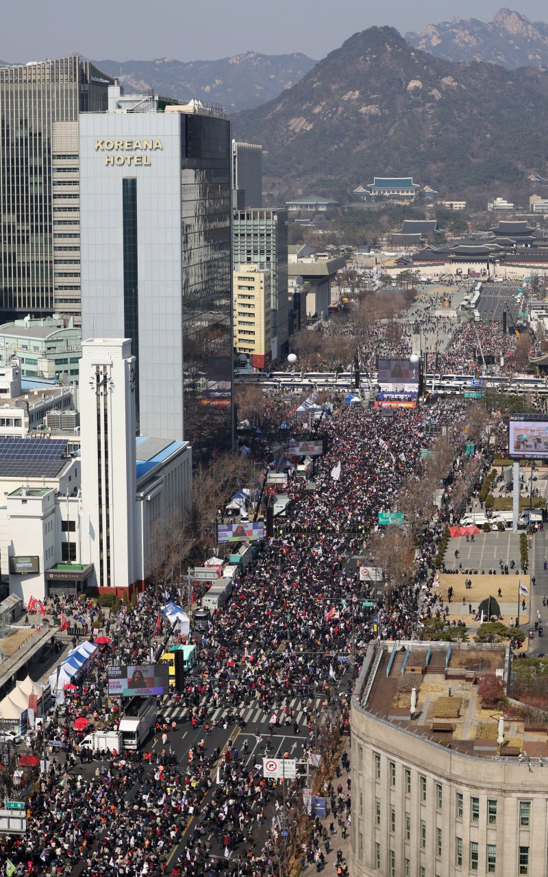 [서울=뉴시스] 김선웅 기자 = 윤석열 대통령에 대한 헌법재판소의 토토 랜드심판 선고가 임박한 8일 서울 세종대로 일대에서 친윤 성향 시민들이 집회를 열고 대통령 토토 랜드 기각을 촉구하고 있다. 2025.03.08. mangusta@newsis.com