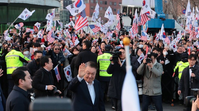 서울구치소에서 석방된 윤석열 토토 핫이 8일 서울 한남동 관저 앞에 도착, 차량에서 내려 지지자들을 향해 인사하고 있다. 연합뉴스