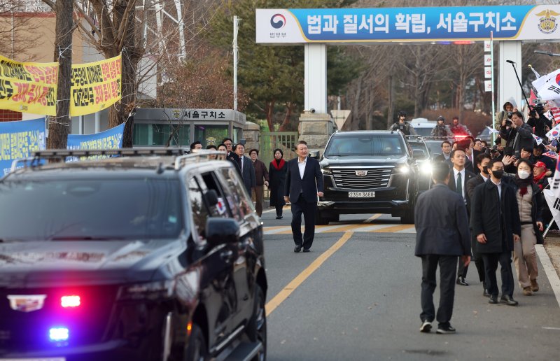 [의왕=뉴시스] 홍효식 기자 = 석방된 윤석열 토토이 8일 오후 경기 의왕시 서울구치소 앞에서 지지자들에게 인사하고 있다. 2025.03.08. yesphoto@newsis.com