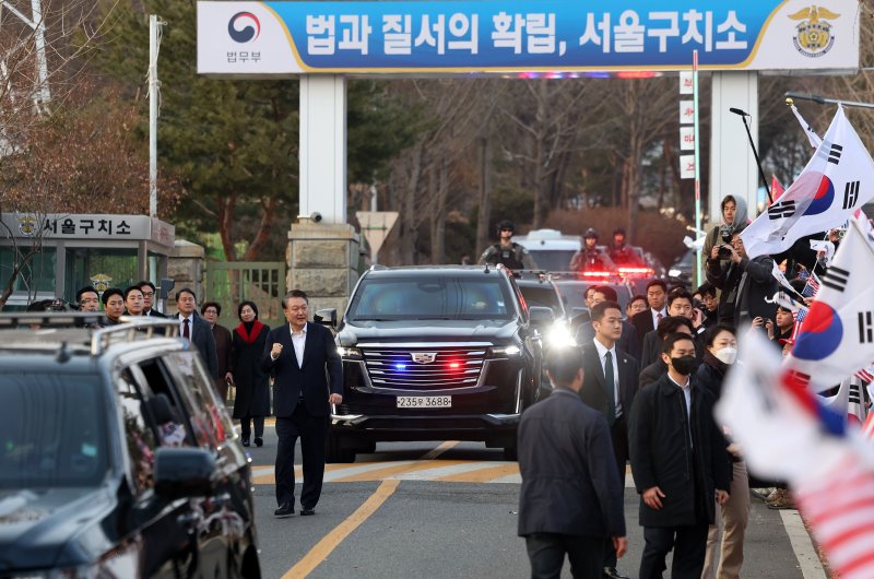 [의왕=뉴시스] 홍효식 기자 = 석방된 윤석열 토토이 8일 오후 경기 의왕시 서울구치소 앞에서 지지자들에게 인사하고 있다. 2025.03.08. yesphoto@newsis.com