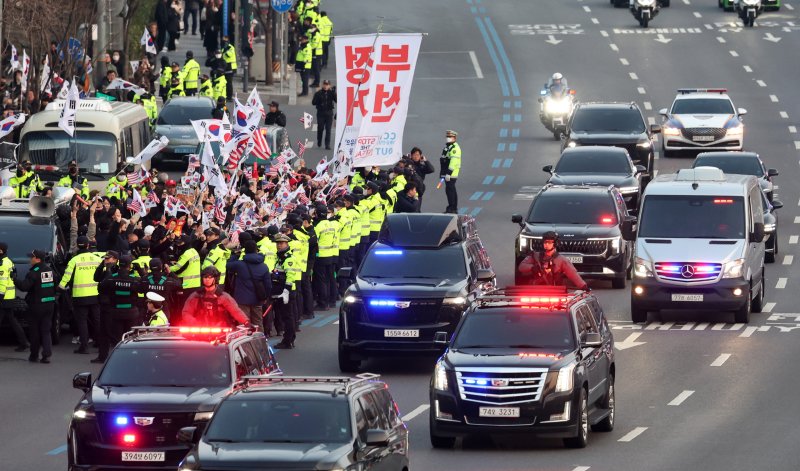 [서울=뉴시스] 김선웅 기자 = 구속 취소 청구가 인용돼 서울구치소에서 석방된 윤석열 토토이 탑승한 차량 대열이 8일 서울 용산구 한남동 토토 관저로 복귀하고 있다. 2025.03.08 mangusta@newsis.com