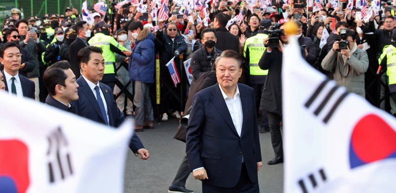 [서울=뉴시스] 김금보 기자 = 석방된 윤석열 토토이 8일 오후 서울 용산구 한남동 관저 입구에서 지지자들을 바라보고 있다. 2025.03.08. kgb@newsis.com