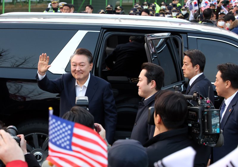 [서울=뉴시스] 김금보 기자 = 석방된 윤석열 토토이 8일 오후 서울 용산구 한남동 관저 입구에서 지지자들에게 인사하기 위해 차에서 내리고 있다. 2025.03.08. kgb@newsis.com