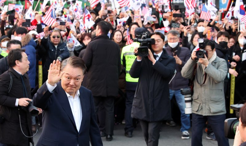 [서울=뉴시스] 김금보 기자 = 석방된 윤석열 토토이 8일 오후 서울 용산구 한남동 관저 입구에서 지지자들에게 인사하고 있다. 2025.03.08. kgb@newsis.com