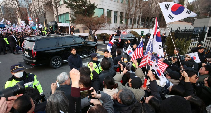 [서울=뉴시스] 김금보 기자 = 석방된 윤석열 토토 탑승 차량 행렬이 8일 오후 서울 용산구 한남동 관저로 들어가고 있다. 2025.03.08. kgb@newsis.com