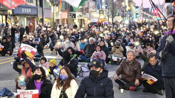 탄핵심판 선고를 앞둔 3월의 두 번째 주말인 8일, 전북 토토 객사거리가 다시 한 번 ‘윤석열 파면’을 외치는 시민들의 함성으로 가득 찼다. 2025.3.8/뉴스1 신준수 기자