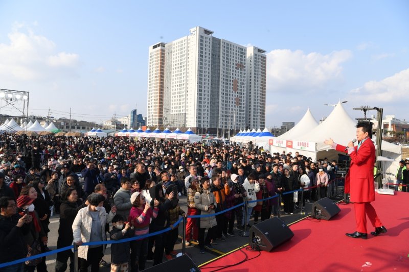 8일 전북자치도 완주군 토토 베이농협 공영주차장에서 열린 '삼례딸기축제'를 찾은 방문객들이 축하공연을 관람하고 있다.(완주군 제공. 재판매 및 DB금지)2025.3.8/뉴스1