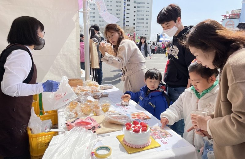 8일 전북자치도 완주군 토토 베이농협 공영주차장에서 열린 '삼례딸기축제'를 찾은 가족이 딸기 케이크를 바라보고 있다. 제23회 '삼례딸기축제'는 9일까지 열린다.(완주군 제공. 재판매 및 DB금지)2025.3.8/뉴스1