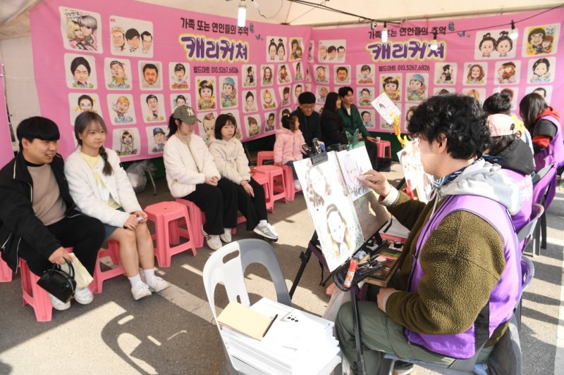 8일 전북자치도 완주군 토토 베이농협 공영주차장에서 열린 '삼례딸기축제'를 찾은 방문객들이 축제를 즐기고 있다. 제23회 '삼례딸기축제'는 9일까지 열린다.(완주군 제공. 재판매 및 DB금지)2025.3.8/뉴스1