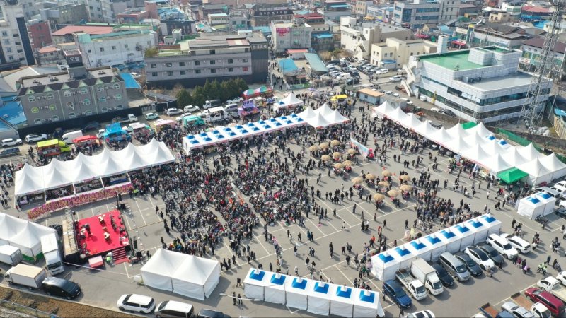 8일 전북자치도 완주군 토토 베이농협 공영주차장에서 열린 '삼례딸기축제'를 찾은 방문객들이 축제를 즐기고 있다. 제23회 '삼례딸기축제'는 9일까지 열린다.(완주군 제공. 재판매 및 DB금지)2025.3.8/뉴스1