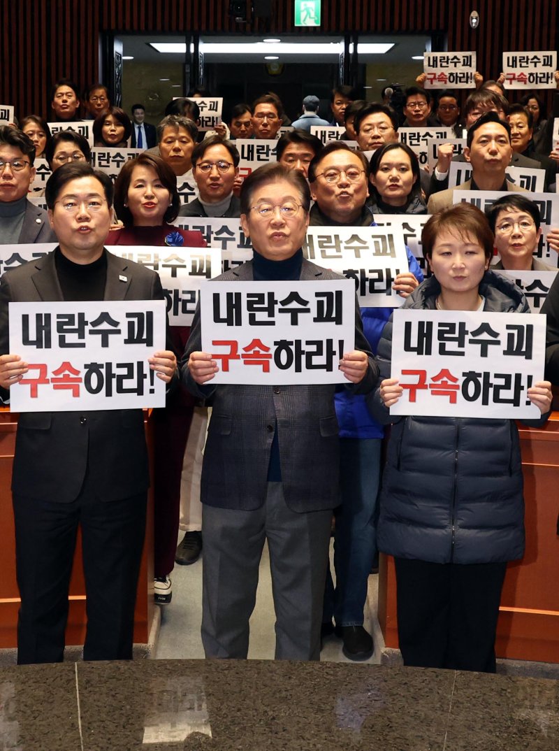 [서울=뉴시스] 조성봉 기자 = 이재명 더불어민주당 대표를 비롯한 의원들이 8일 오후 서울 여의도 국회에서 열린 비상스포츠 토토에서 손피켓을 들고 구호를 외치고 있다. 앞줄 왼쪽부터 박찬대 원내대표, 이 대표, 이언주 최고위원. 2025.03.08. suncho21@newsis.com