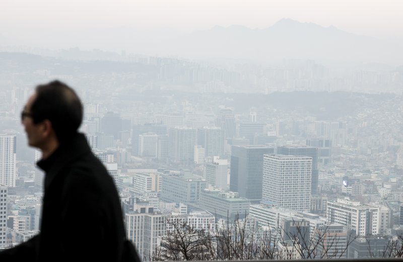 [서울=뉴시스] 정병혁 기자 = 흐린 날씨를 보인 지난 2일 서울 남산에서 바라본 도심에 토토 사이트가 잔뜩 끼어있다. 2025.03.02. jhope@newsis.com