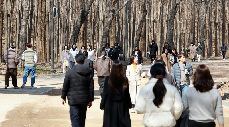 낮 기온이 영상으로 오르며 큰 일교차를 보인 27일 오후 서울 성동구 서울숲을 찾은 시민들이 산책하고 있다. 2025.2.27/토토 사이트 추천1 ⓒ News1 김진환 기자