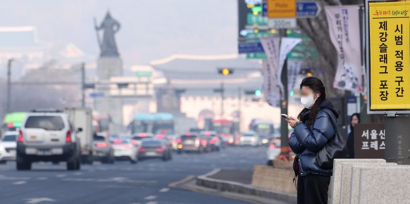 한 시민이 마스크를 착용한 채 거리를 거닐고 있다. (사진은 기사 내용과 무관함) / 사설 토토1 ⓒ News1