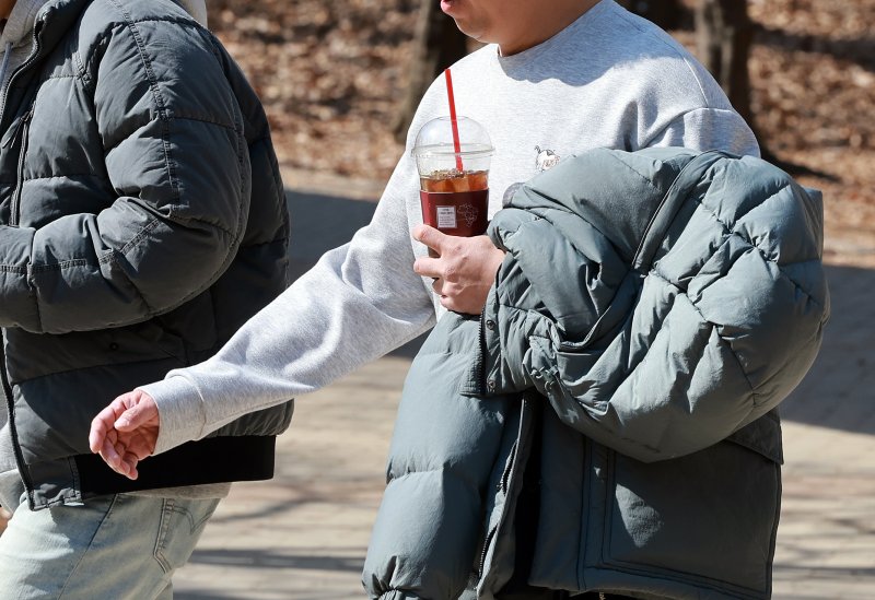 시민들이 외투를 벗고 산책하고 있다. /스포츠 토토 배트맨1