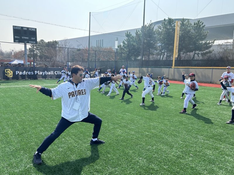 16일 서울 용산구 용산어린이정원 내 야구장에서 진행된 샌디에이고 파드리스 유소년 야구 클리닉에서 박찬호가 학생들을 지도하고 있다. 2024.3.16/메이저 토토 사이트1 ⓒ News1 문대현 기자