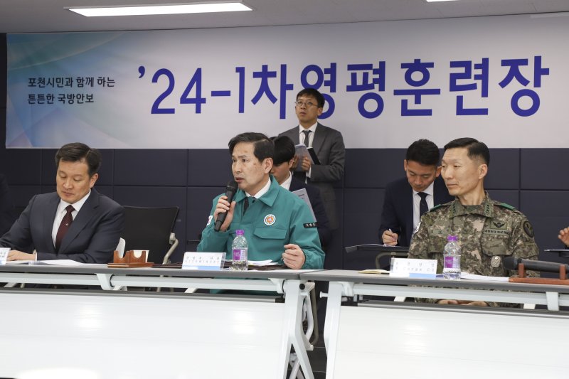 [서울=뉴시스] 황준선 기자 = 김선호 국방부 차관이 29일 경기 스포츠 토토시 육군 5군단에서 민·관·군 및주한미군 관계관들이 참석한 가운데 열린 주한미군 로드리게스훈련장(이하 영평훈련장)에 대한 갈등관리협의회를 주재하고 있다. (사진=국방부 제공) 2024.03.29. photo@newsis.com *재판매 및 DB 금지