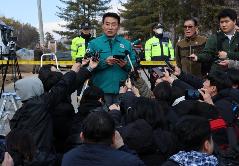 [스포츠 토토=뉴시스] 이영환 기자 = 백영현 스포츠 토토시장이 6일 오후 경기 스포츠 토토시 이동면 노곡리 포탄 사고 현장 인근에서 입장을 전하고 있다. 2025.03.06. 20hwan@newsis.com