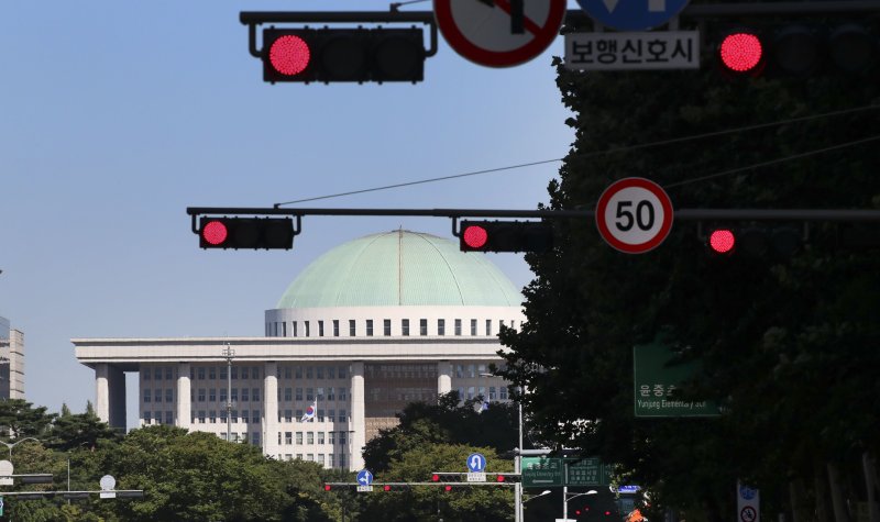 서울 여의도 국회의사당 앞 교통 신호등이 일제히 빨간불을 가리키고 있다. (공동취재) 2022.9.2/토토 커뮤니티1 ⓒ News1 이재명 기자