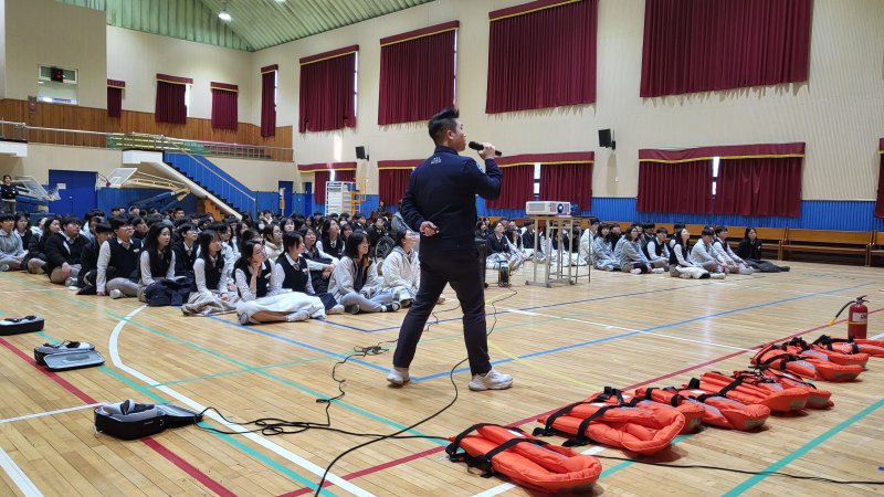 [통영=뉴시스] 신정철 기자= 한국해양교통토토 사이트 순위공단(이사장 김준석) 통영운항관리센터는 지난 7일, 수학여행을 앞둔 경남 사천시 용남고등학교 교직원 및 재학생 173명을 대상으로 여객선 토토 사이트 순위 정보를 쉽고 재미있게 전달하는 체험형 프로그램을 진행했다.(사진=통영운항관리센터 제공).2025.03.09. photo@newsis.com *재판매 및 DB 금지