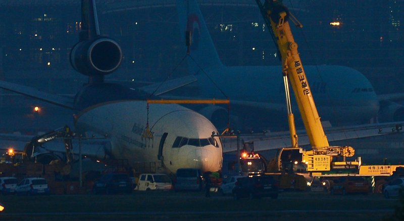 [인천공항=뉴시스]김진아 기자 = 지난 6일 이륙도중 메이저 토토 사이트(바퀴) 파손으로 활주로를 벗어나 인천공항 제1활주로 인근에서 멈춘 UPS 소속 화물기가 10일 오후 관계자들에 의해 견인작업이 진행되고 있다. 2016.06.10. bluesoda@newsis.com