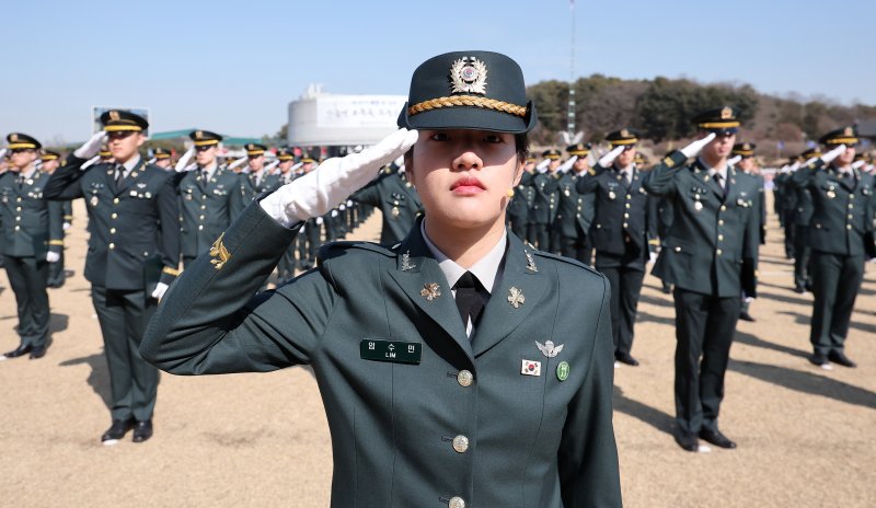 2월 27일 서울 노원구 육군사관학교에서 열린 제81기 졸업 및 임관식에서 임수민 스포츠 토토 배트맨가 거수겅례를 하고 있다.. 2025.2.27/뉴스1 ⓒ News1 김성진 기자