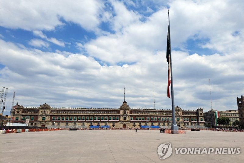 멕시코시티 소칼로 광장과 멕시코 대통령궁 전경 (출처=연합뉴스)