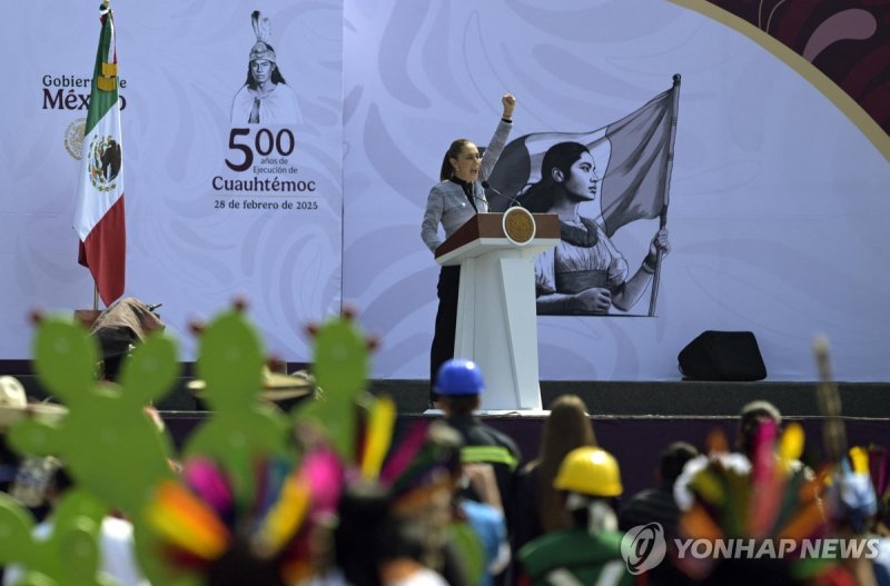 콰우테모크 500주기 국장에서 열정적으로 연설하는 멕시코 대통령 (출처=연합뉴스)