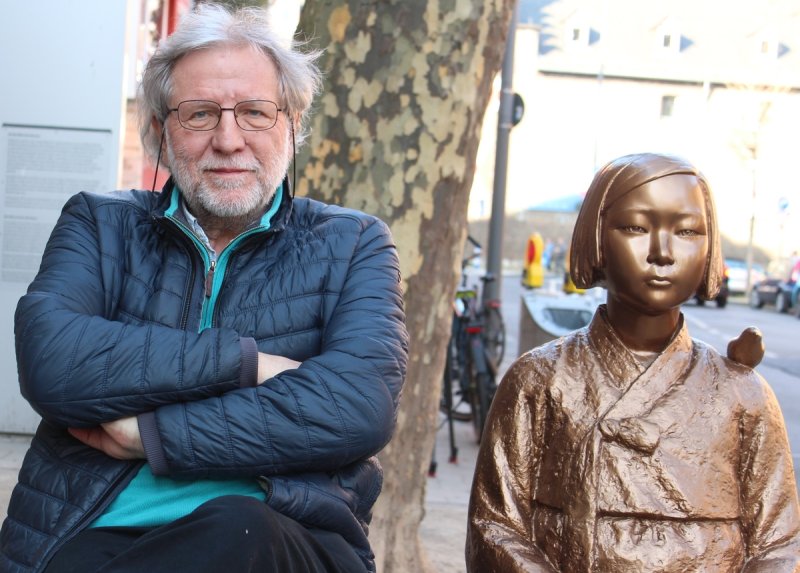 소녀상 옆에 앉은 큐레이터 카를 뢰셀 (출처=연합뉴스)
