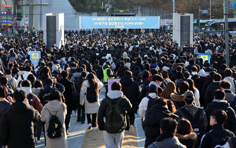 [서울=뉴시스] 이영환 기자 = 지난해 12월 8일 오후 서울 서대문구 연세대학교에서 2025학년도 수시모집 자연계열 논술전형 시험을 마친 수험생들이 학교 밖으로 나서고 있는 모습. 2024.12.08. 20hwan@newsis.com