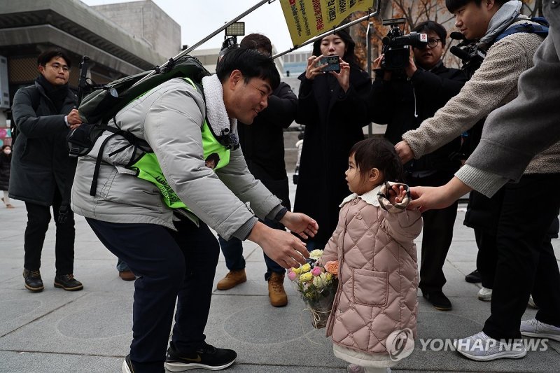 ‘희귀병 앓는 4살 딸 위해 국토대장정 마친 아빠’ (출처=연합뉴스)